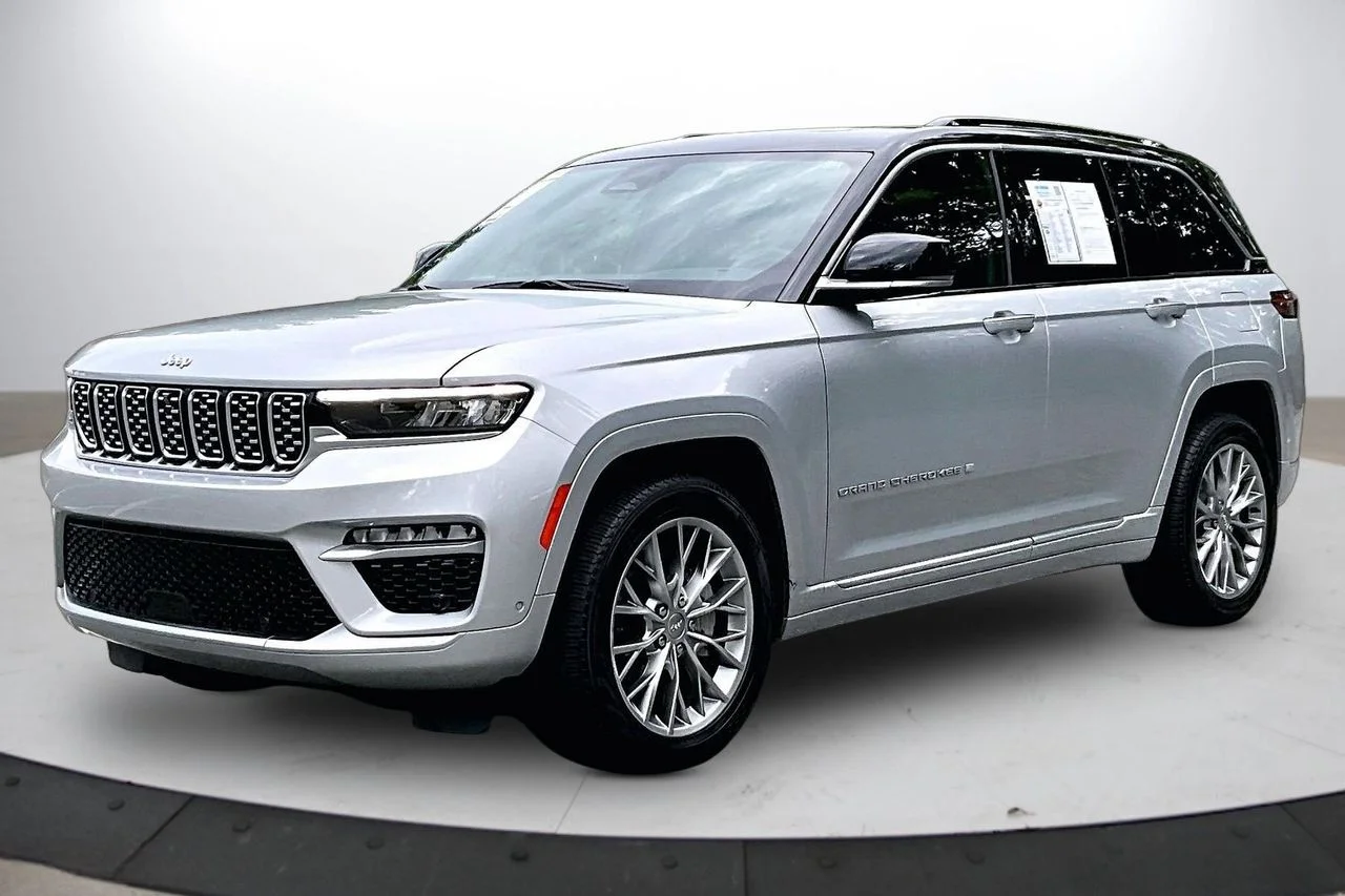 Certified Used 2025 Silver Jeep Summit image 4