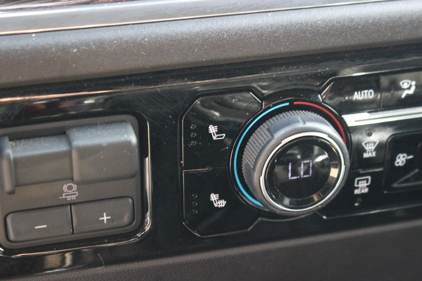 Used 2024 Summit White Chevrolet RST image 28