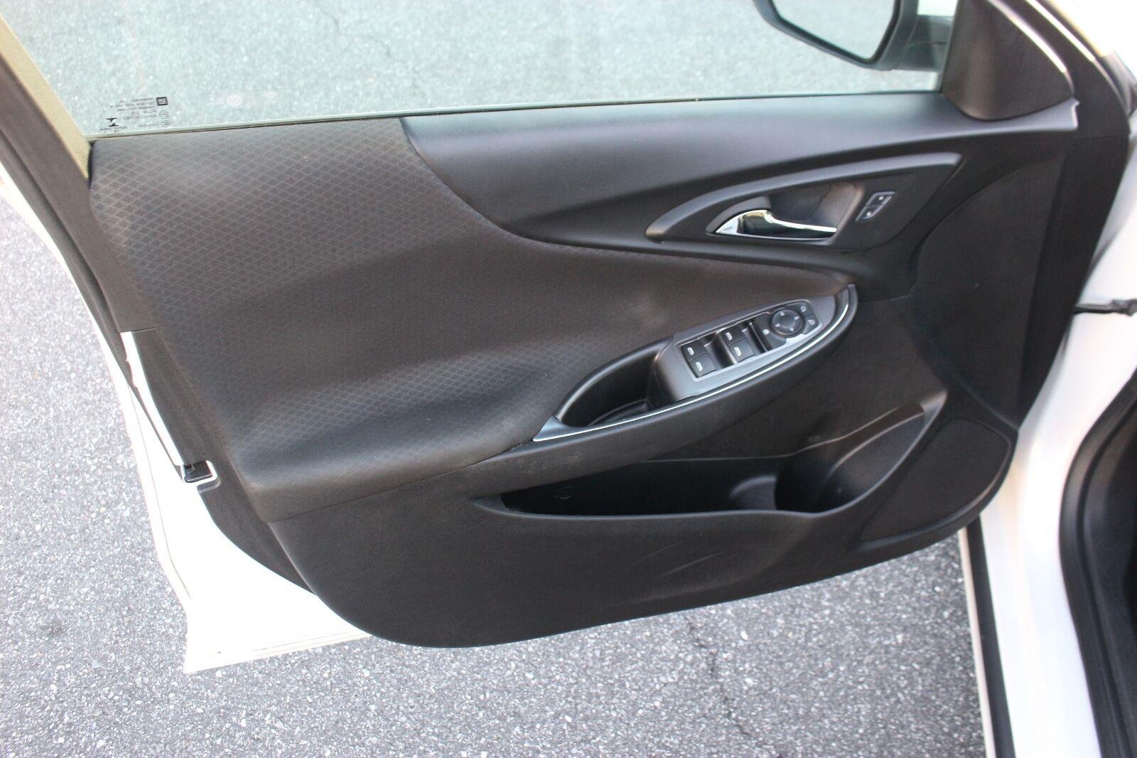 Used 2017 IRIDESCENT PEARL TRICOAT Chevrolet LT image 11