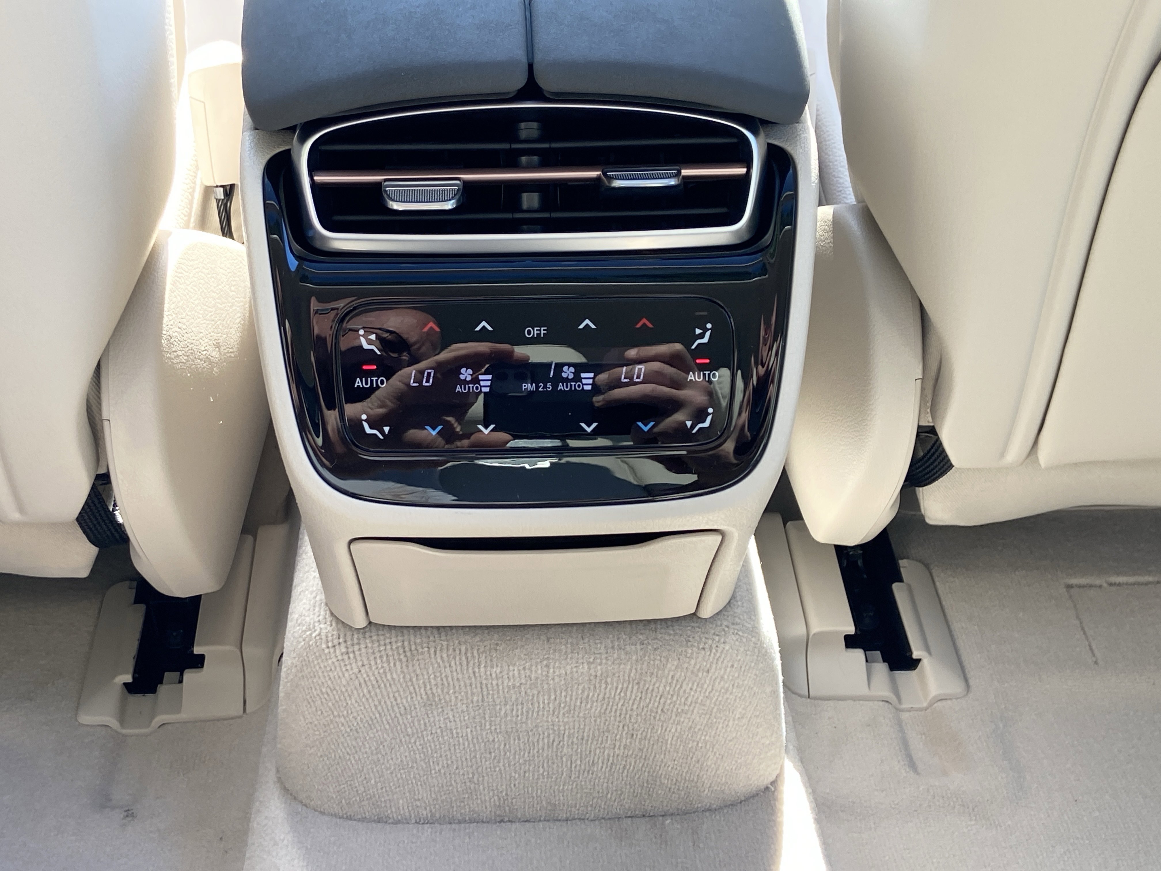 New 2026 MANUFAKTUR Moonlight White Metallic Mercedes-Benz EQS 450 4MATIC® Sedan image 40