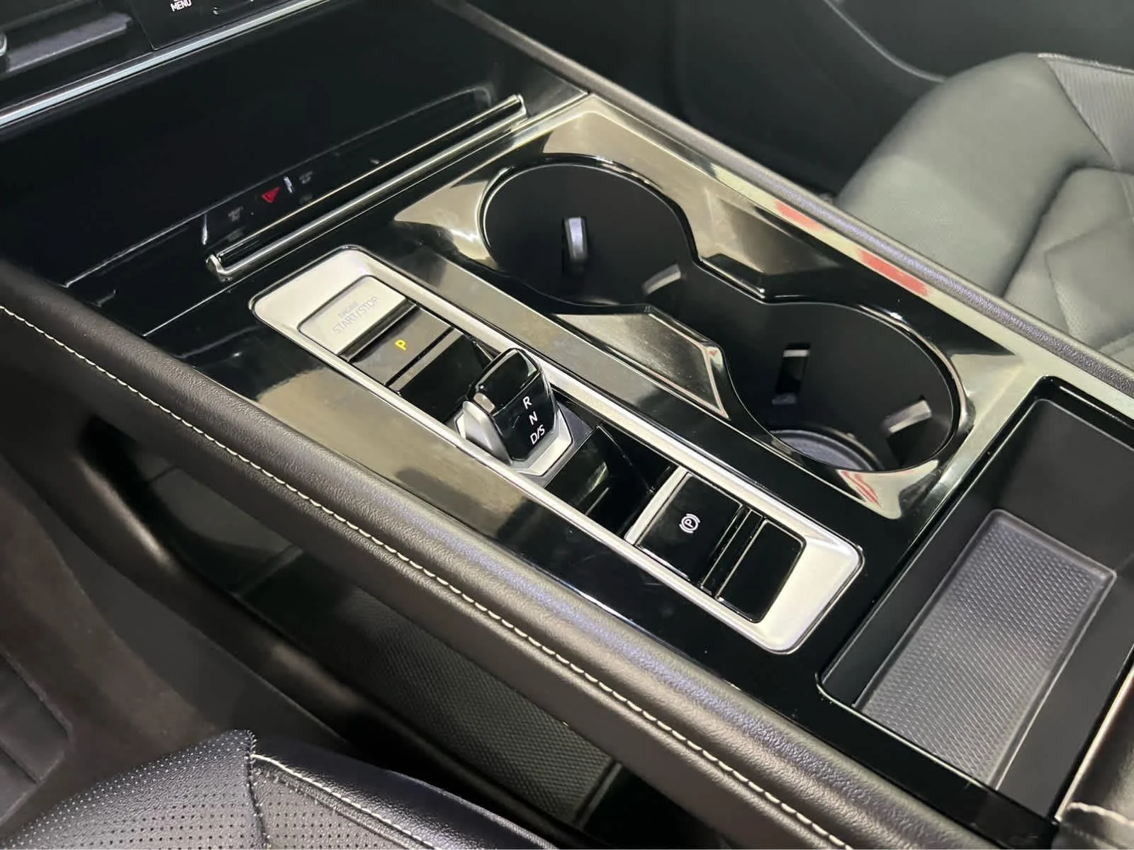 2025 Volkswagen Atlas SE w/Tech - Photo 17