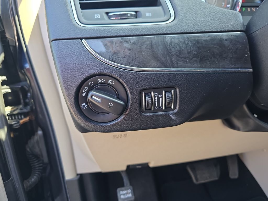 2011 Chrysler Town & Country Touring - Photo 18
