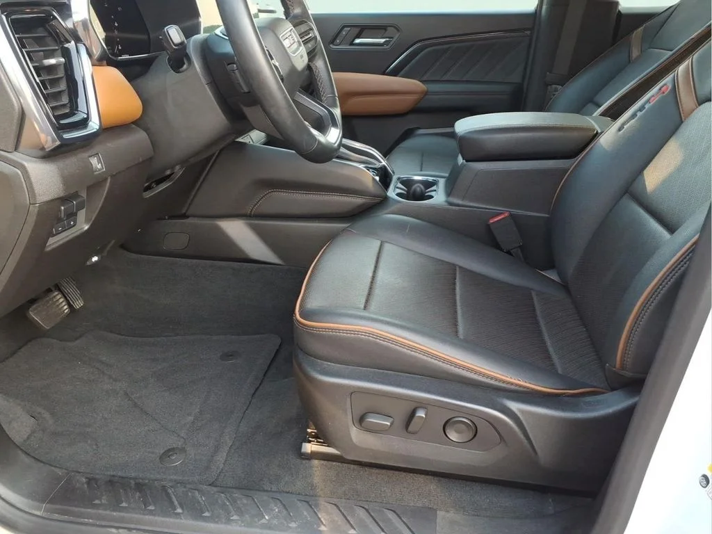 Used 2023 White GMC AT4 image 19