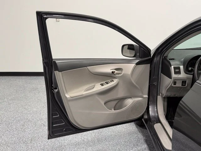 Used 2013 Gray Toyota L image 9