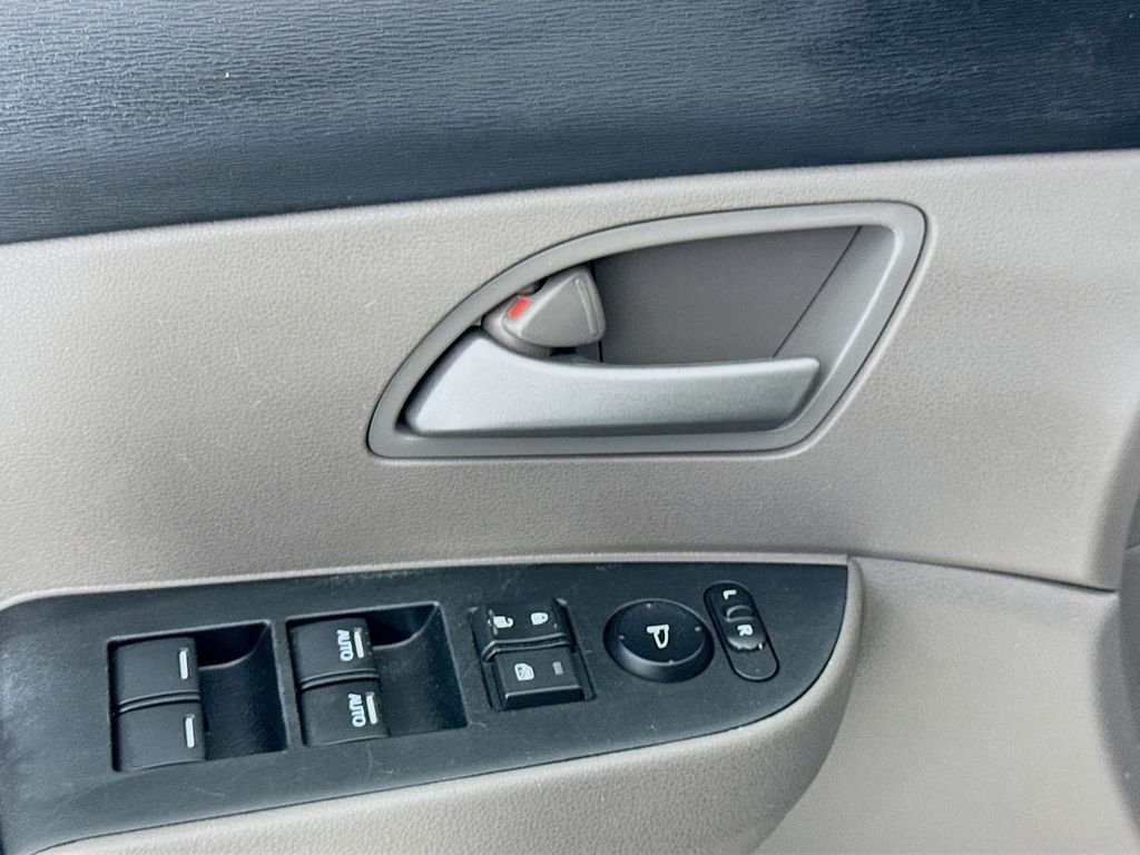 Used 2013 Silver Honda EX-L image 21