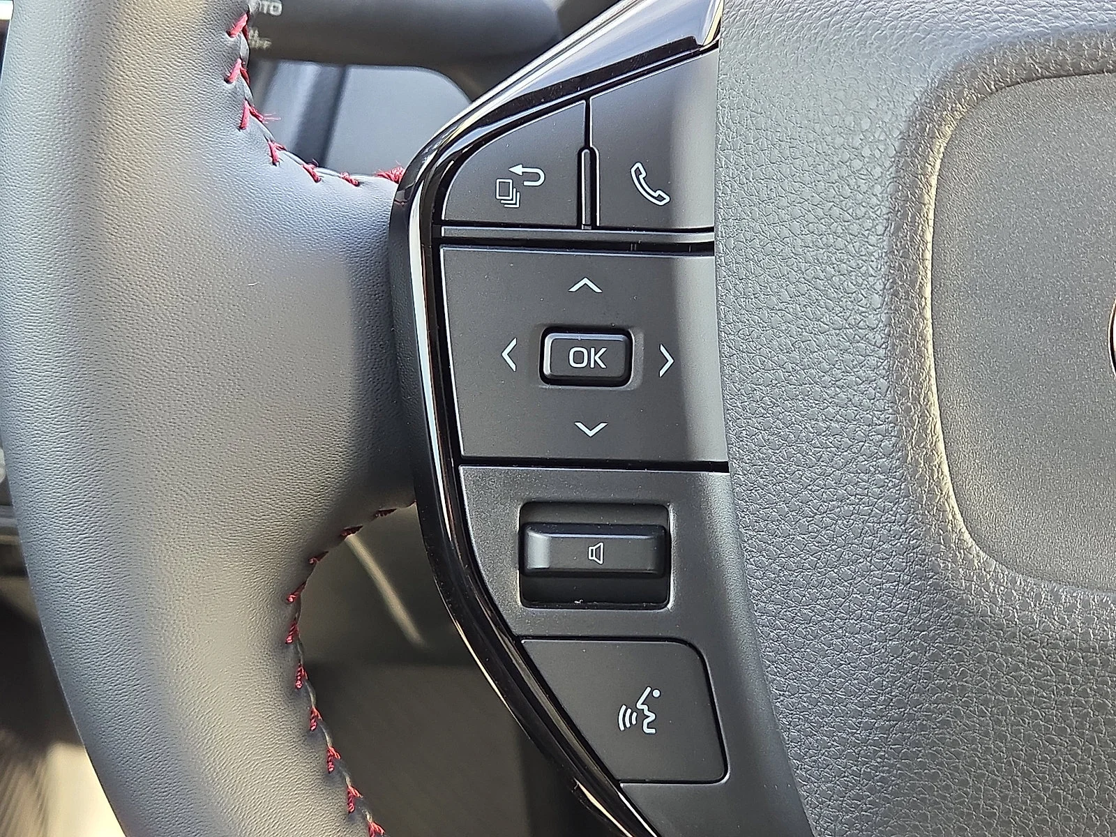 2026 Toyota Prius Plug-in Hybrid XSE - Photo 12
