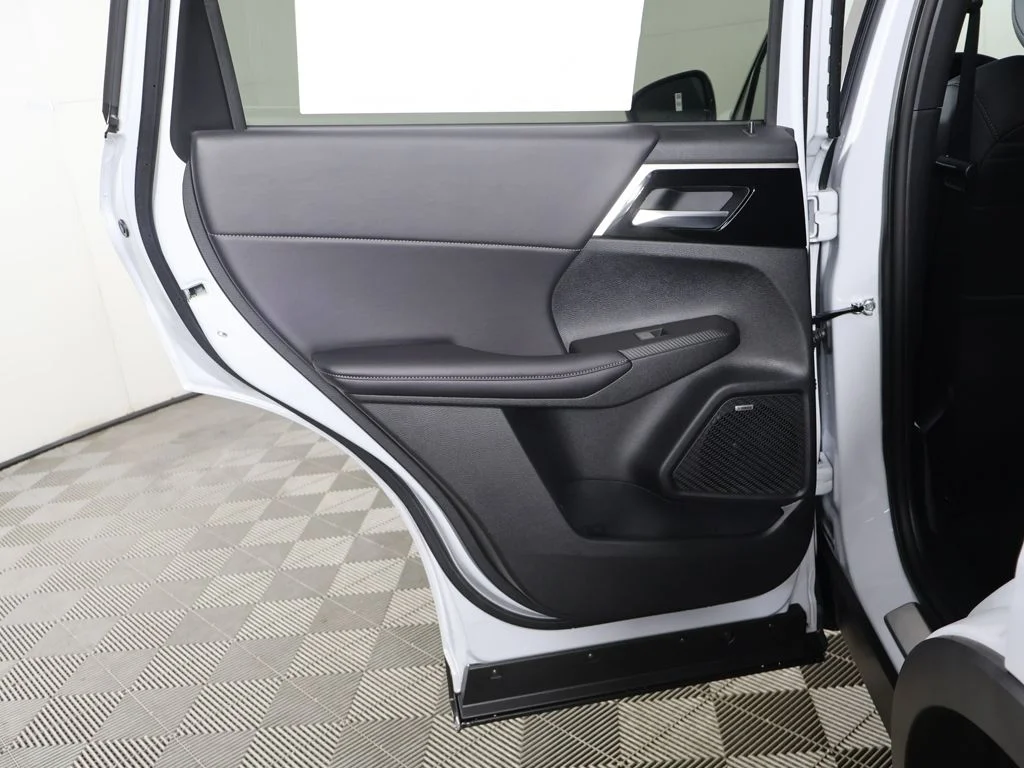 New 2026 White Mitsubishi LE 1.5T 2WD image 24