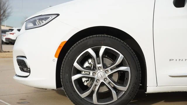 New 2026 Bright White Clear-Coat Exterior Paint Chrysler Pinnacle image 5