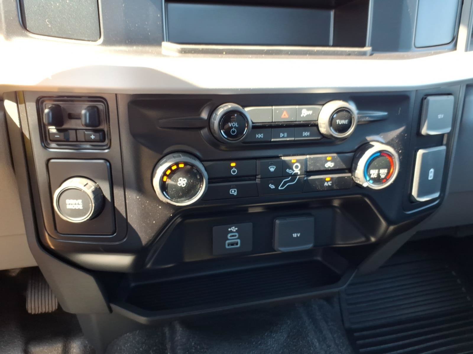 New 2027 Oxford White Ford F-550® XL image 18