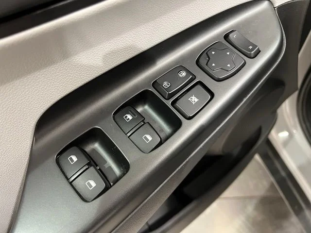Used 2022 Silver Hyundai SEL image 10