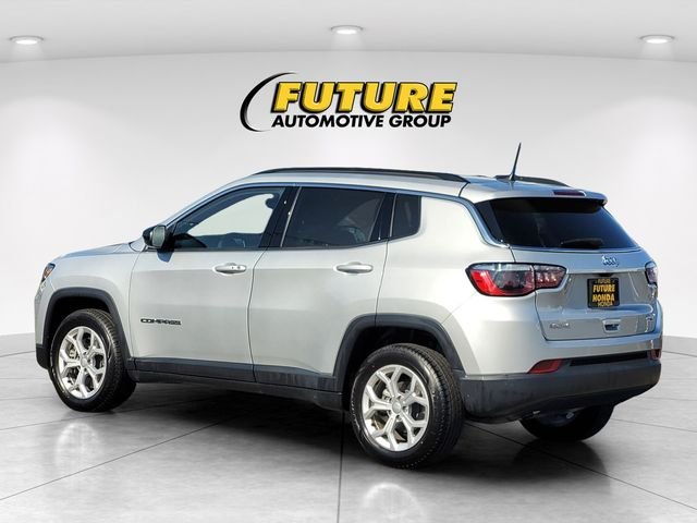 Used 2024 Silver Jeep Latitude image 7