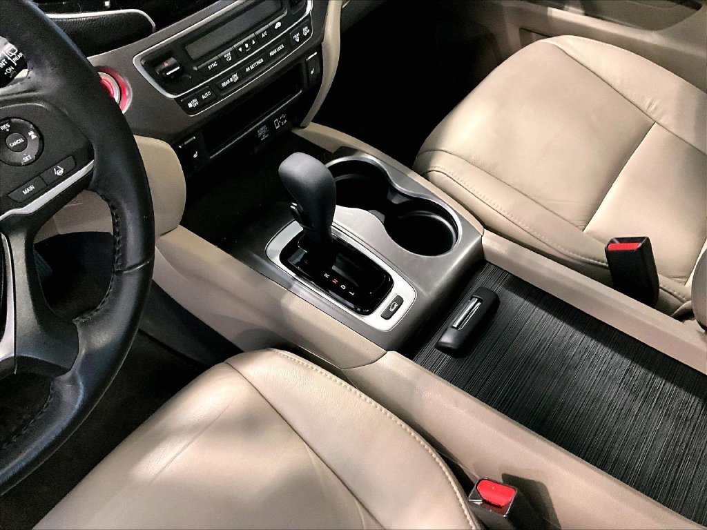 Used 2020 White Honda EX-L image 21