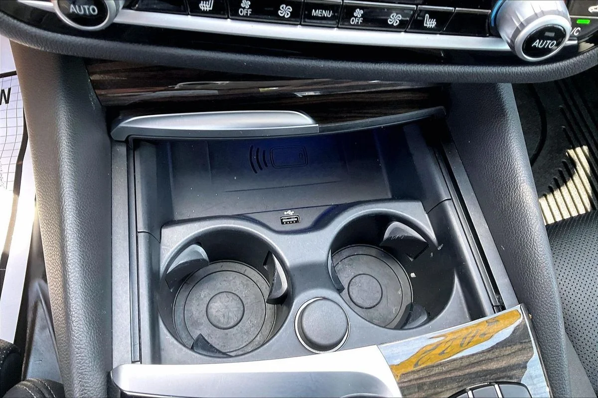 Used 2022  BMW i xDrive image 16