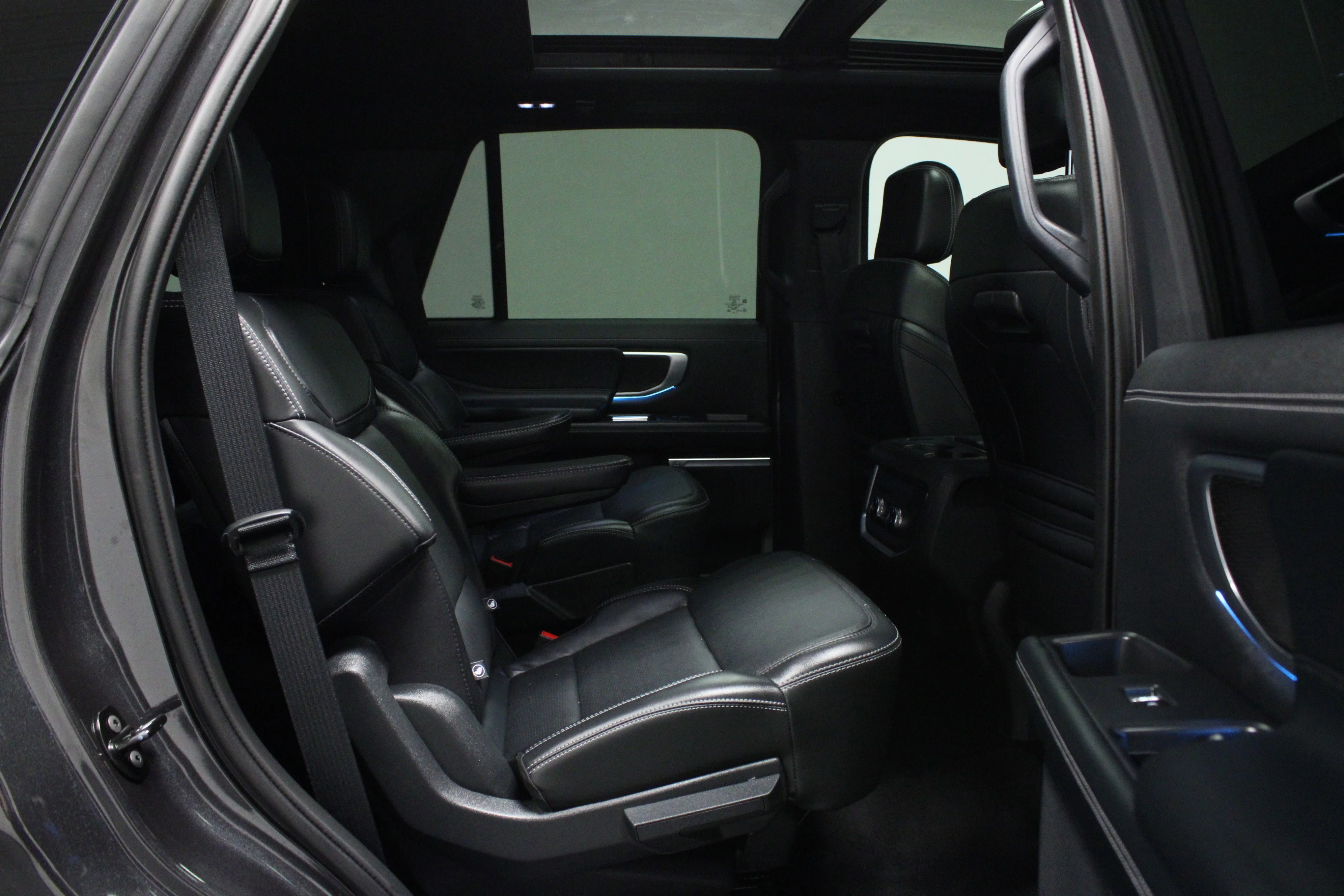 Used 2025 Gray Metallic Ford Platinum image 16