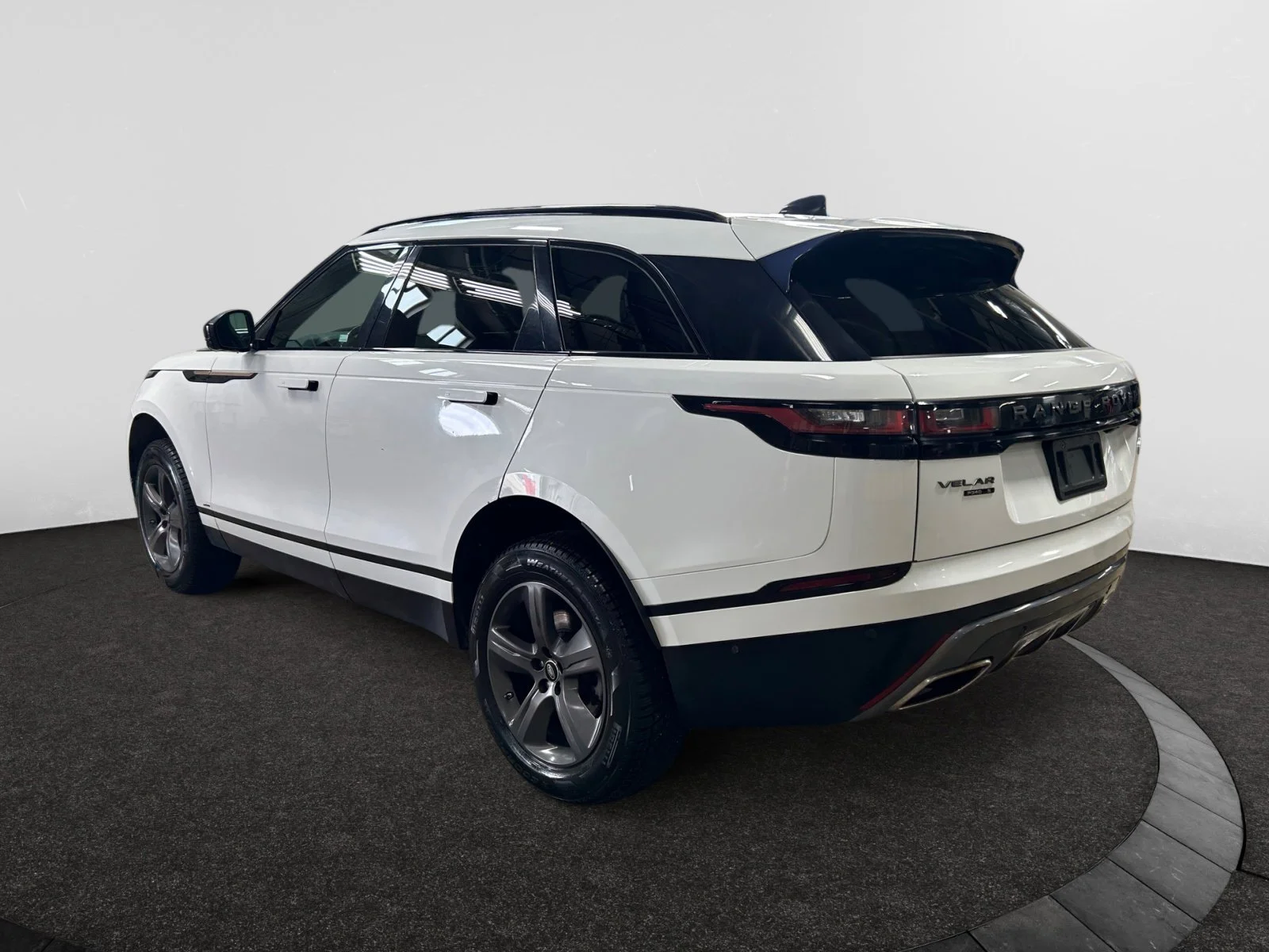 Used 2021 WHITE Land Rover R-DYNAMIC S image 3