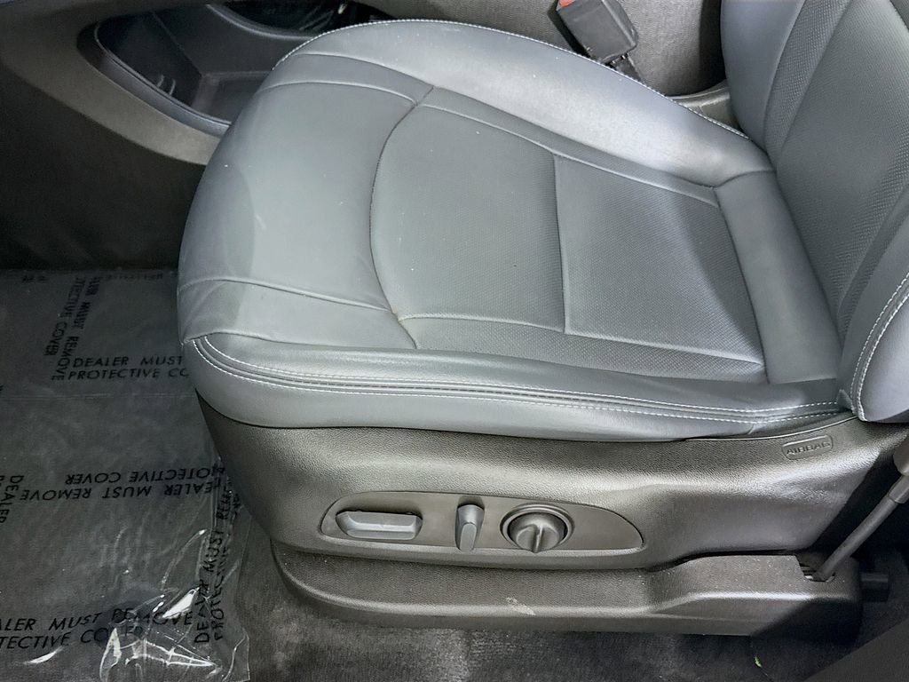 Used 2023 Summit White Buick Essence image 18