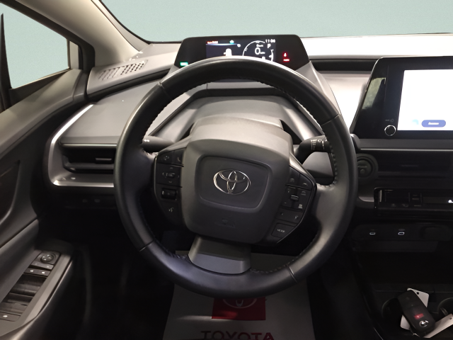 Used 2025  Toyota LE image 12