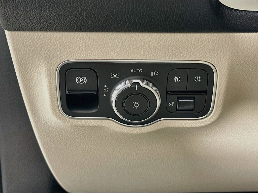 New 2026 Polar White Mercedes-Benz GLB 250 image 10