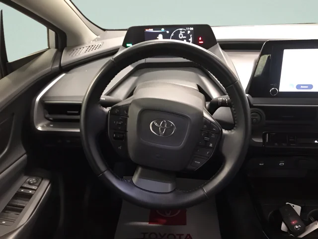 Used 2025  Toyota LE image 12