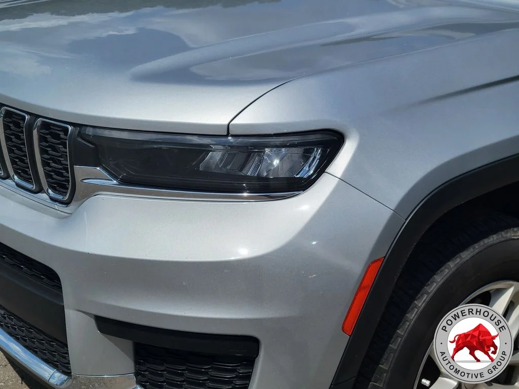 Used 2023 Silver Jeep Laredo image 9