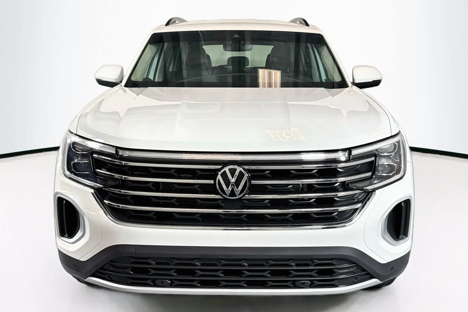 Used 2025 Pure White Volkswagen 2.0T SE w/Technology image 2