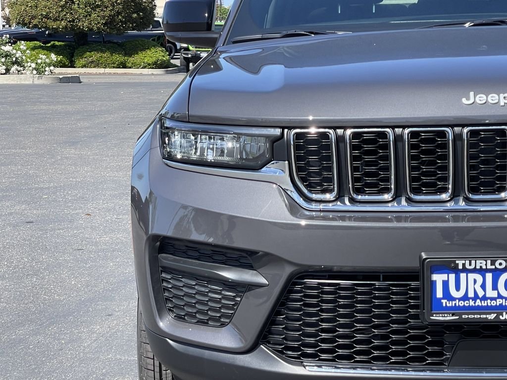 New 2026 Baltic Gray Metallic Clear-Coat Exterior Paint Jeep Laredo X image 2
