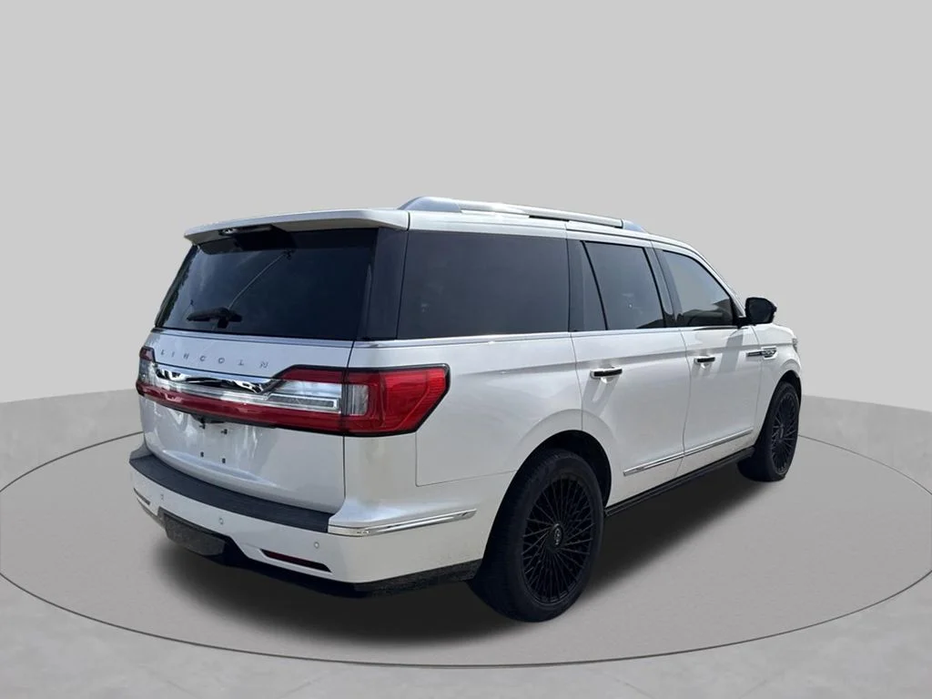 Used 2018 White Platinum Clearcoat Metallic Lincoln Select image 4