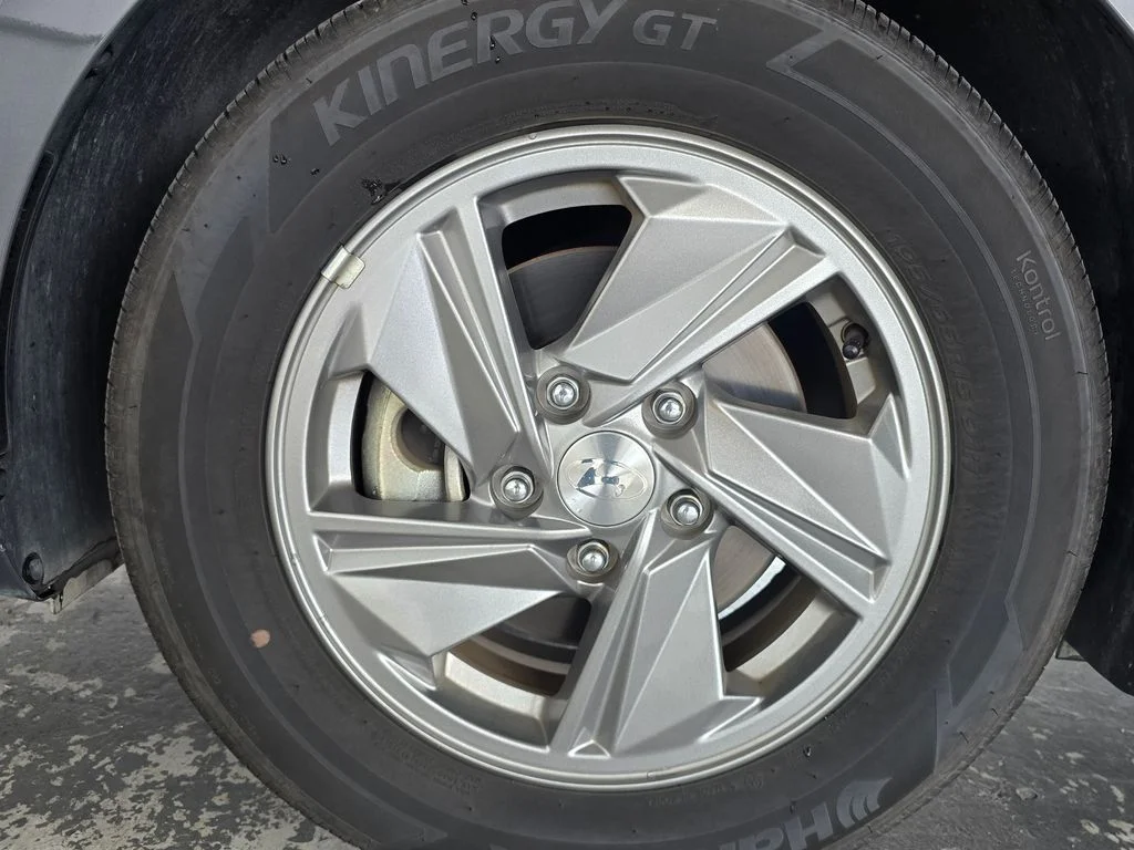 Used 2025  Hyundai SE image 47