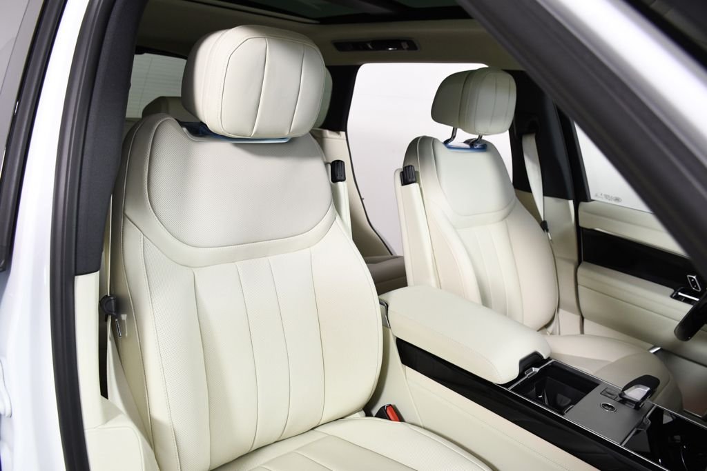 New 2026 Ostuni Perl Wh Land Rover SE image 19