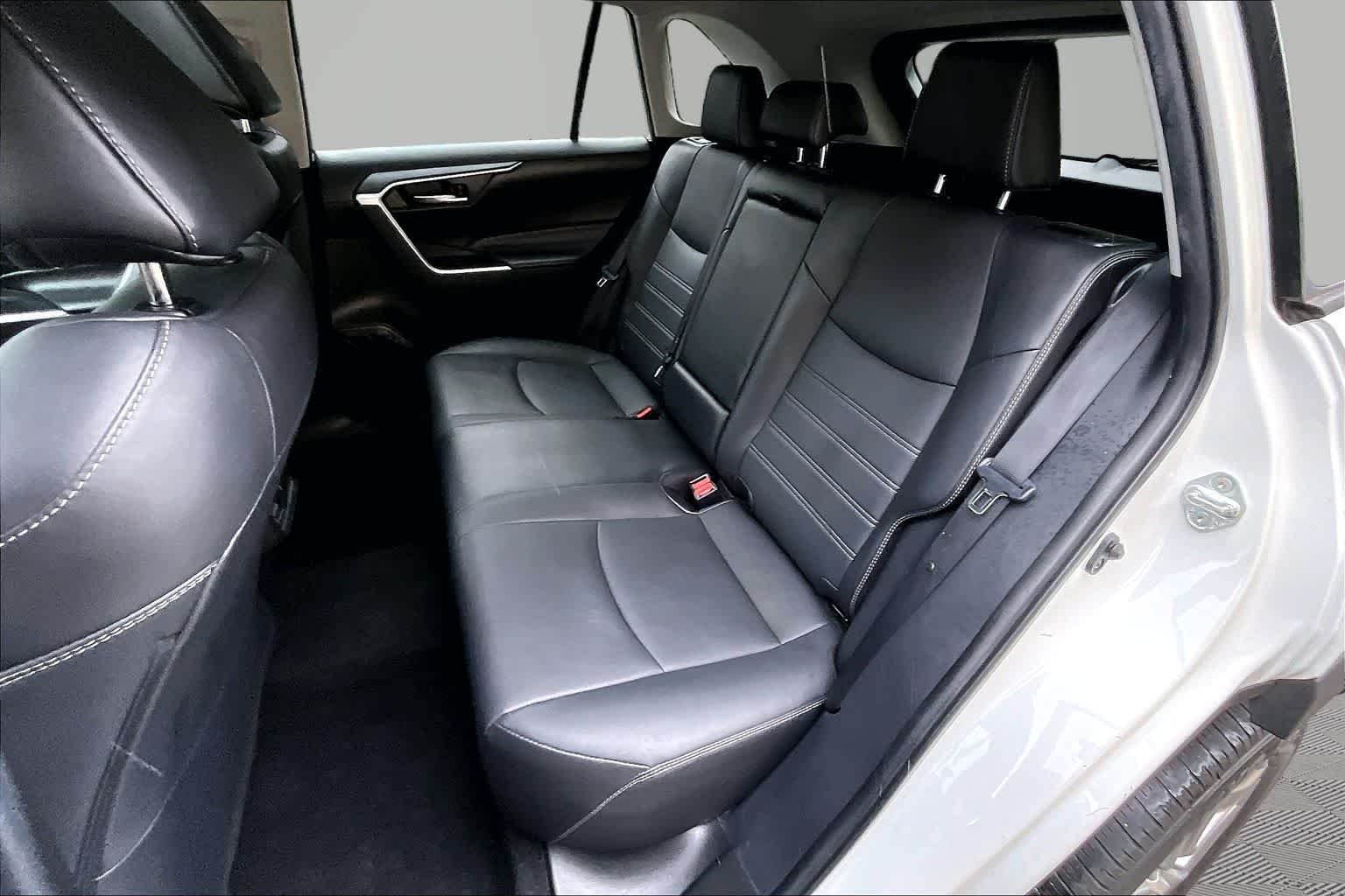 Used 2022 Blizzard Pearl Toyota XLE Premium image 21