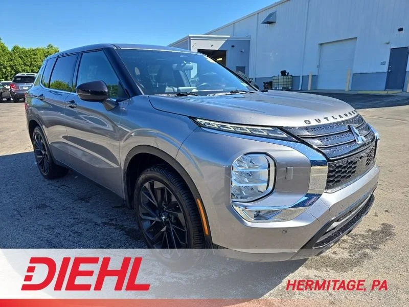 Used 2022  Mitsubishi SE image 1