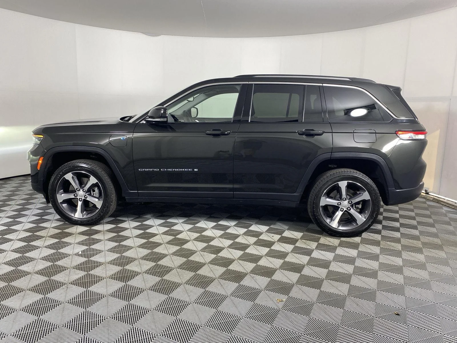 Used 2023 Rocky Mountain Pearlcoat Jeep  image 9