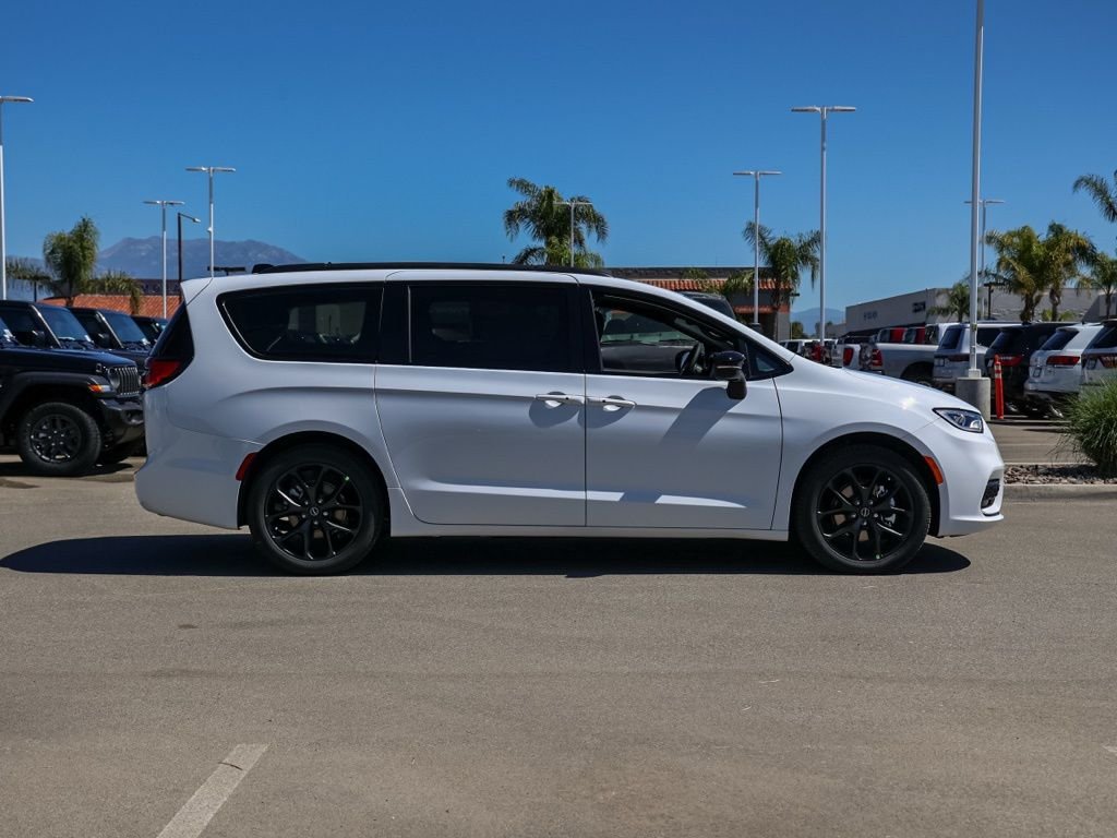 New 2026 Bright White Clear-Coat Exterior Paint Chrysler Select image 2