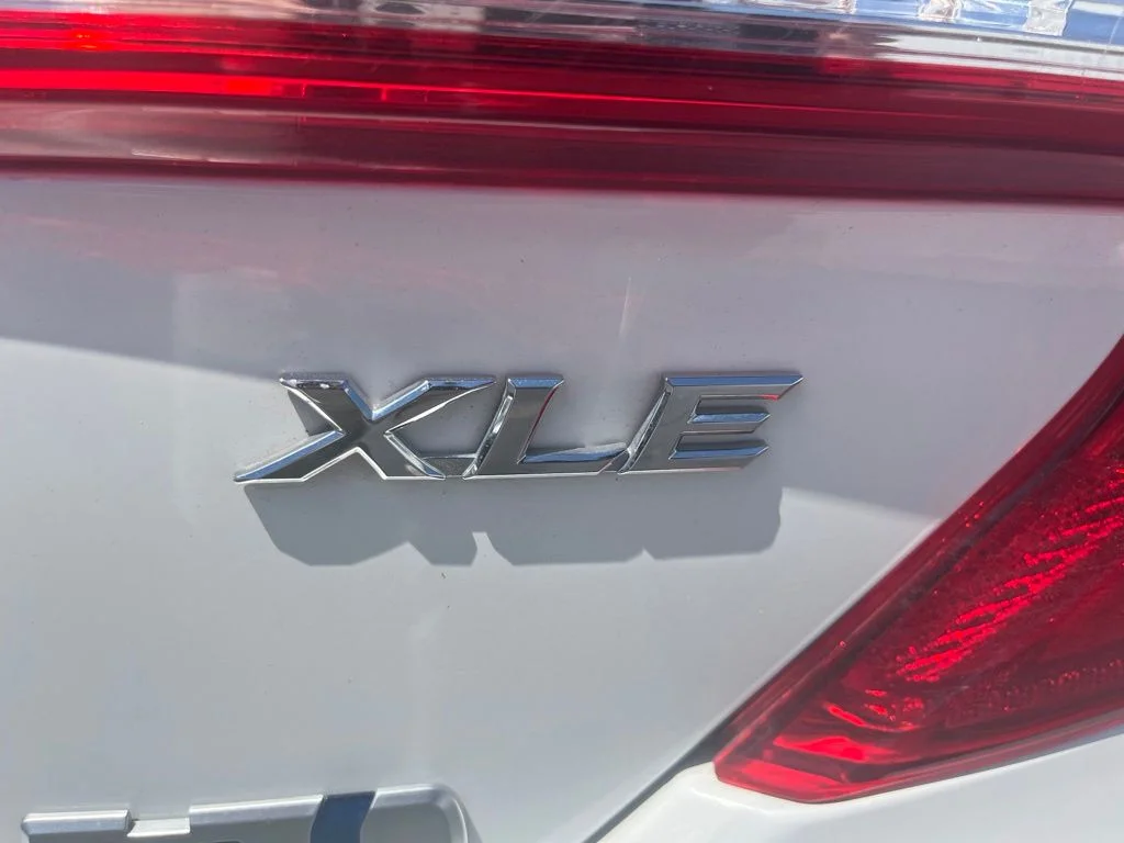 Used 2014 Super White Toyota XLE image 11