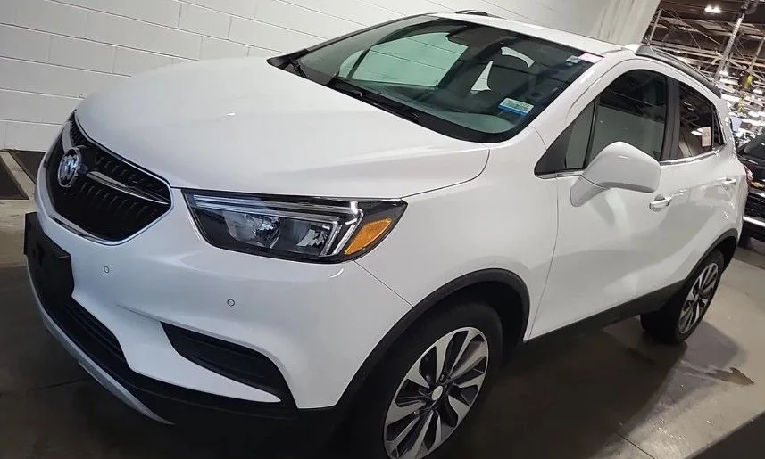 Used 2022 White Buick Preferred image 3