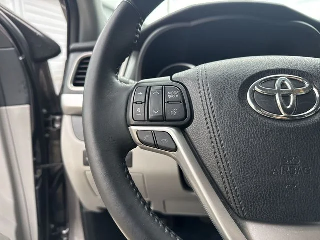 Used 2019 Gray Toyota XLE image 17