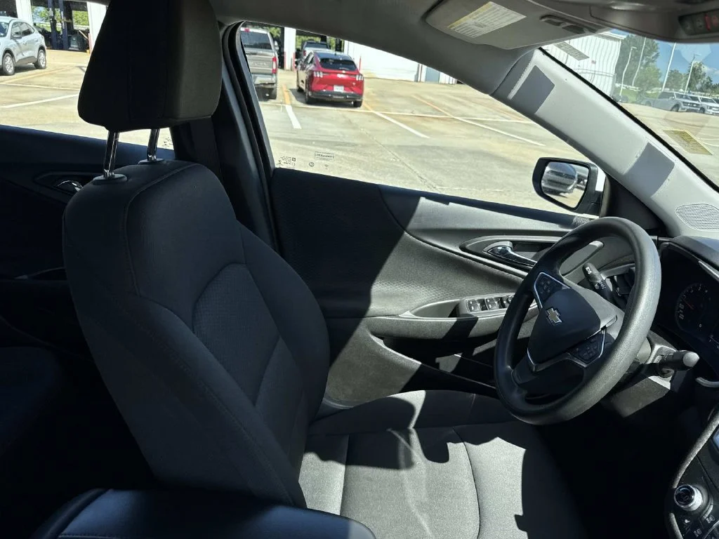 Used 2025 White Chevrolet LT image 32