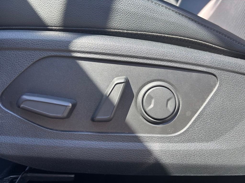 Used 2023 White Kia EX image 22