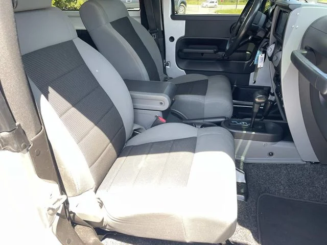 Used 2008 Silver Jeep X image 17