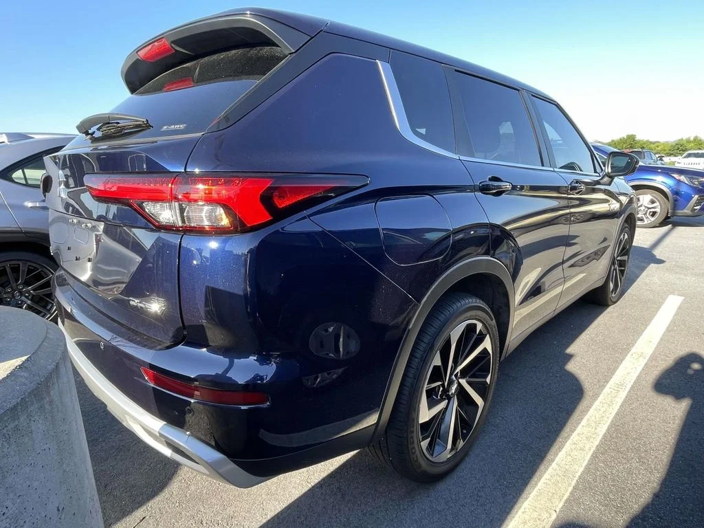 Used 2025 Cosmic Blue Metallic Mitsubishi SE image 4