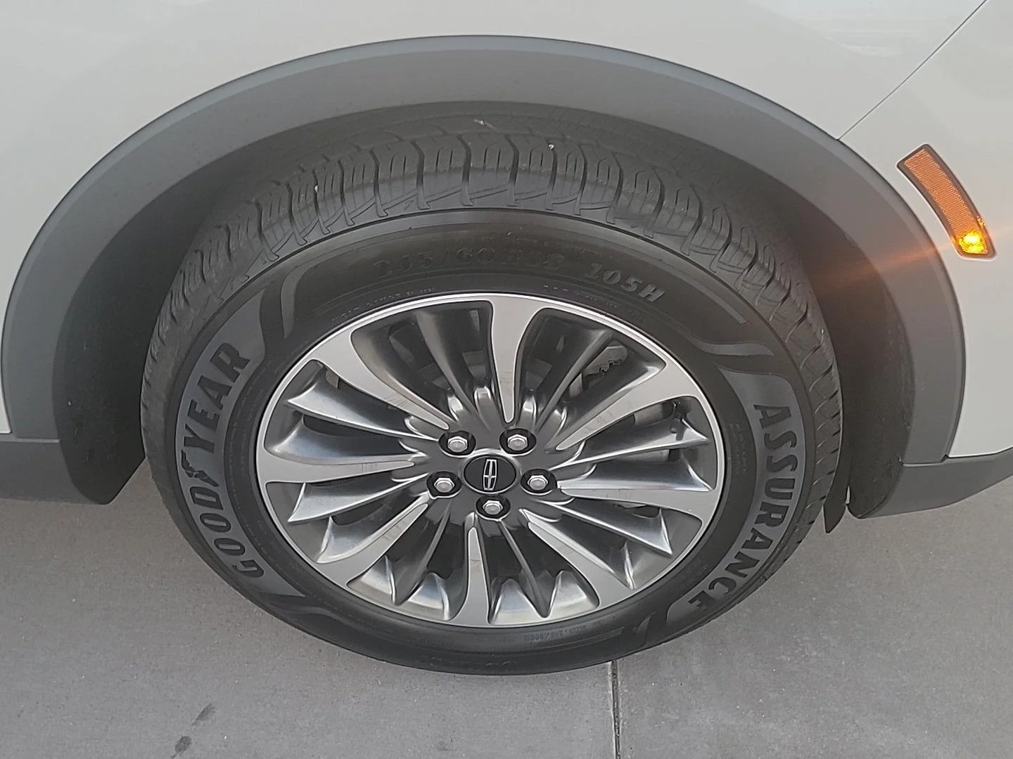 Used 2021 Ceramic Pearl Lincoln Standard image 24