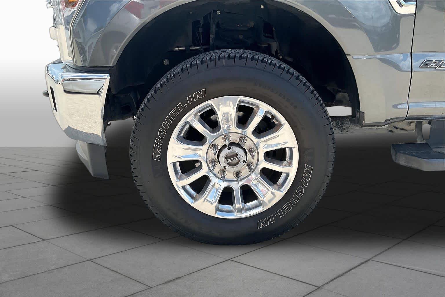Used 2019 Magnetic Metallic Ford LARIAT image 10