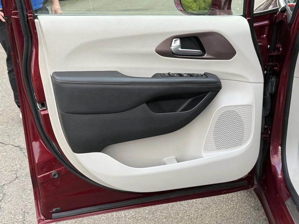 Used 2017 Red Chrysler Touring L image 29