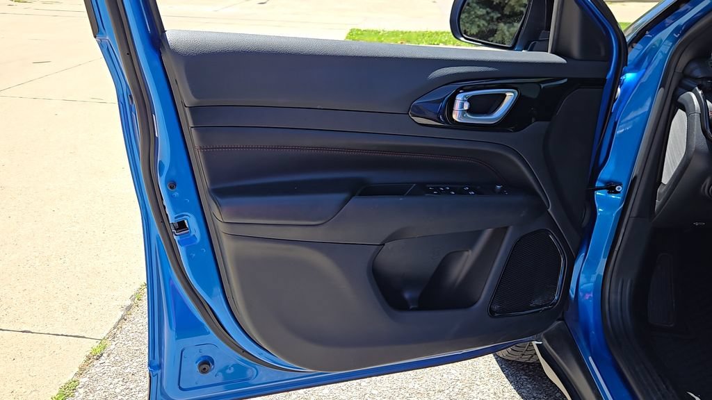 Used 2025 Hydro Blue Pearlcoat Jeep Trailhawk image 8