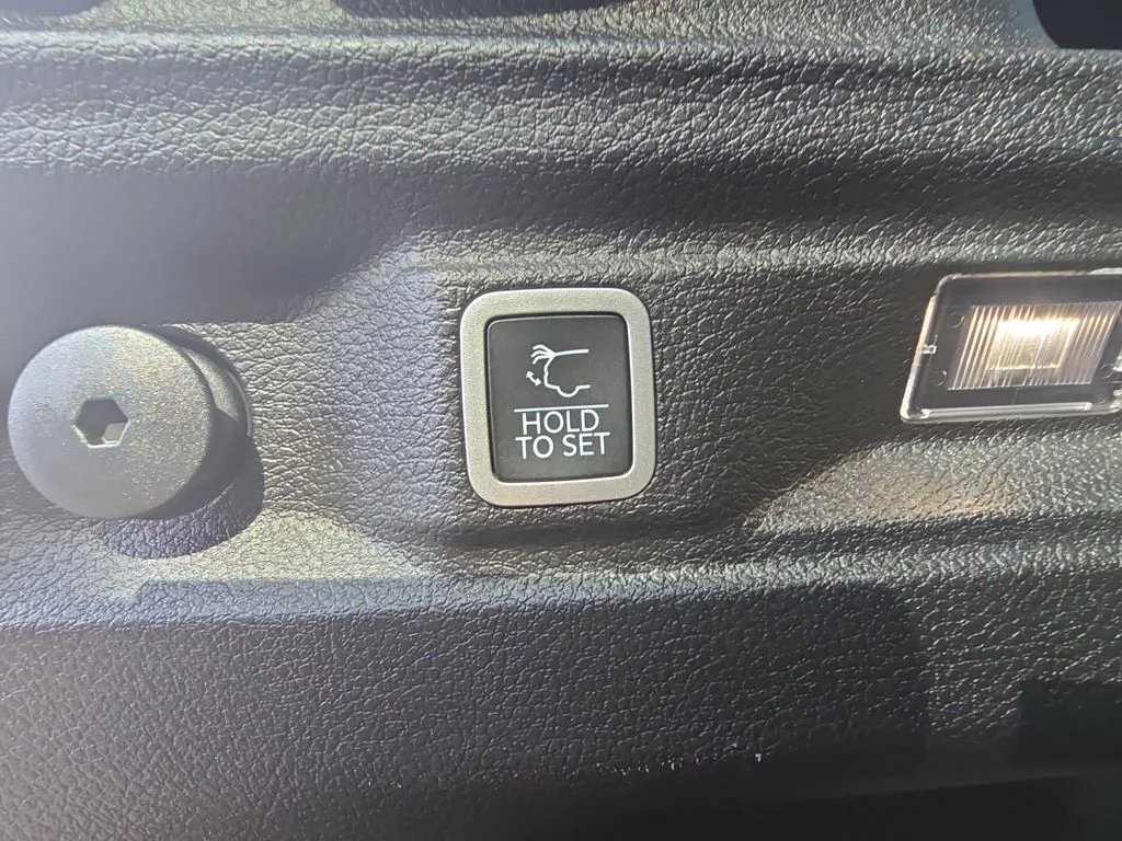 Used 2023 Black Jeep Altitude image 14