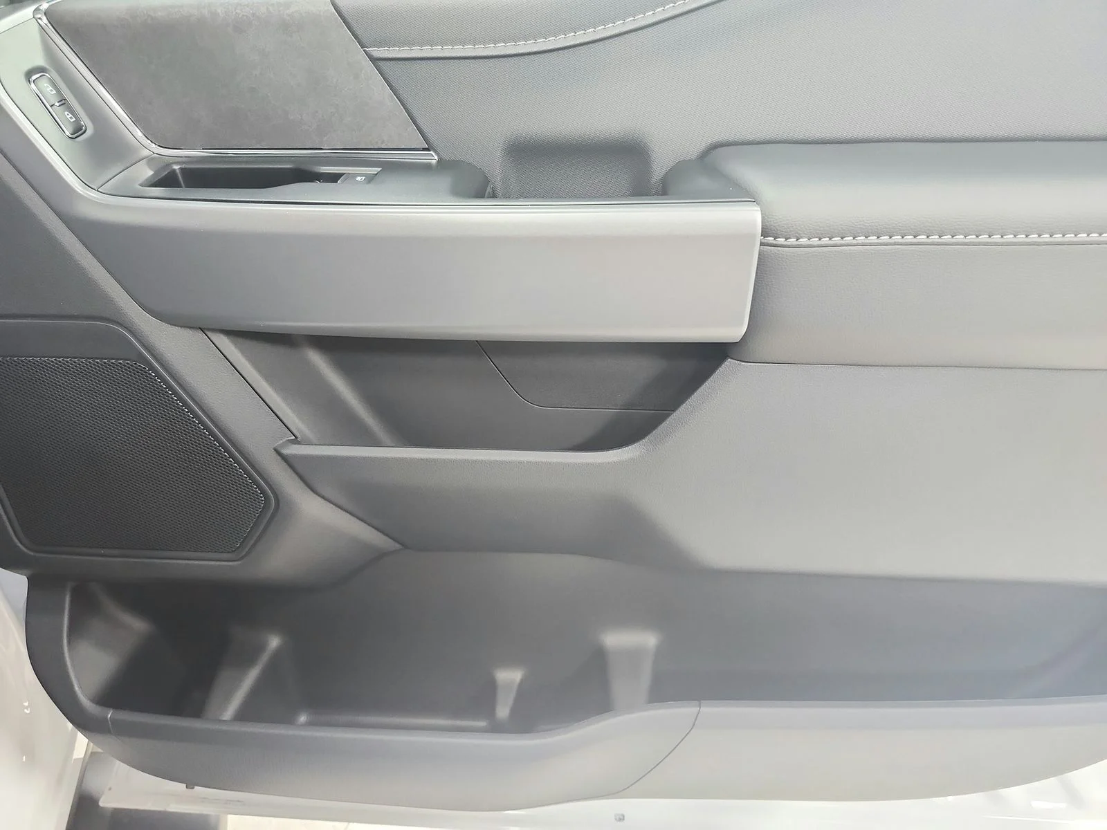 New 2026 Oxford White Ford XLT image 46