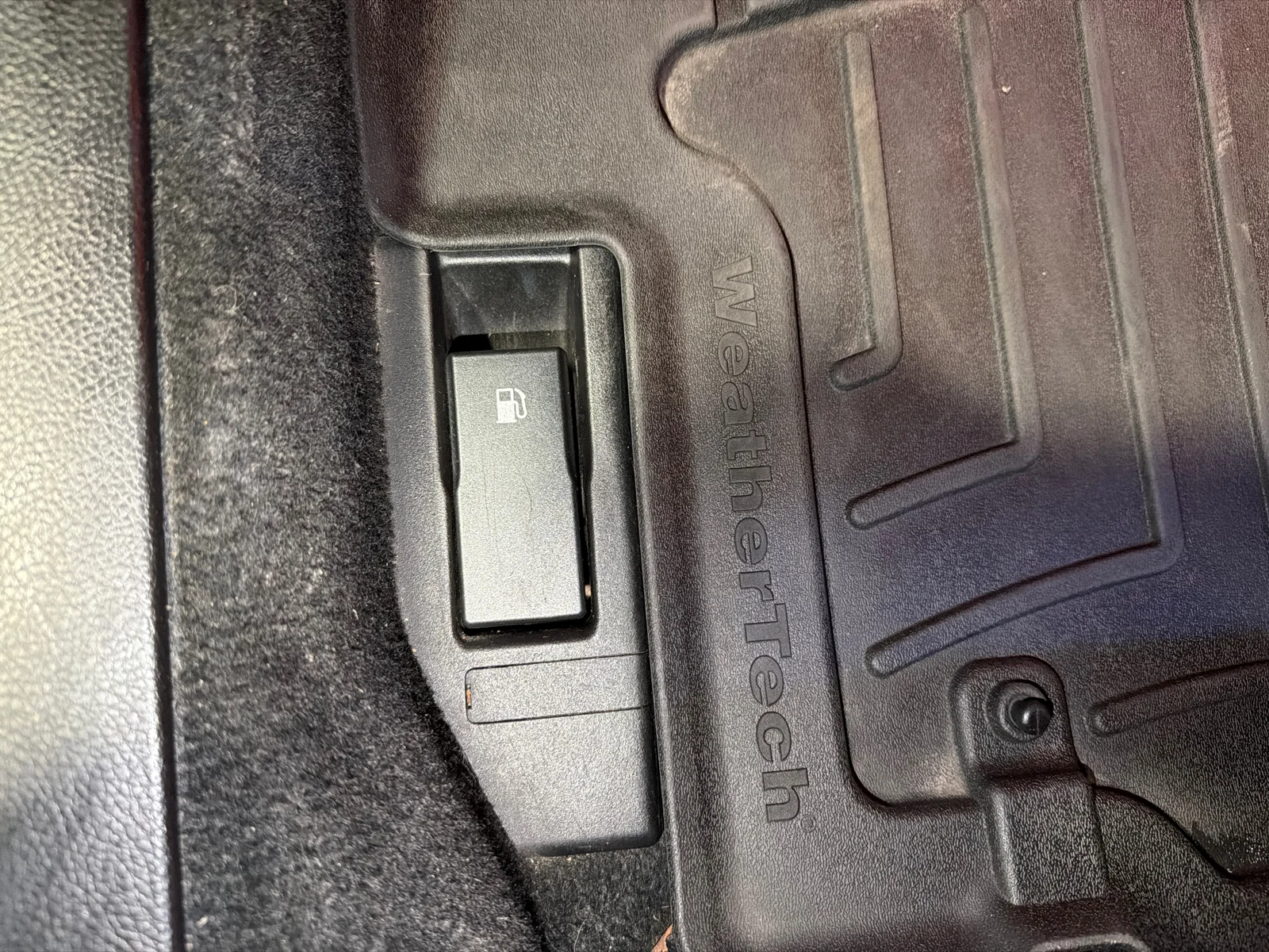 Used 2018 Crystal Black Silica Subaru Premium image 16