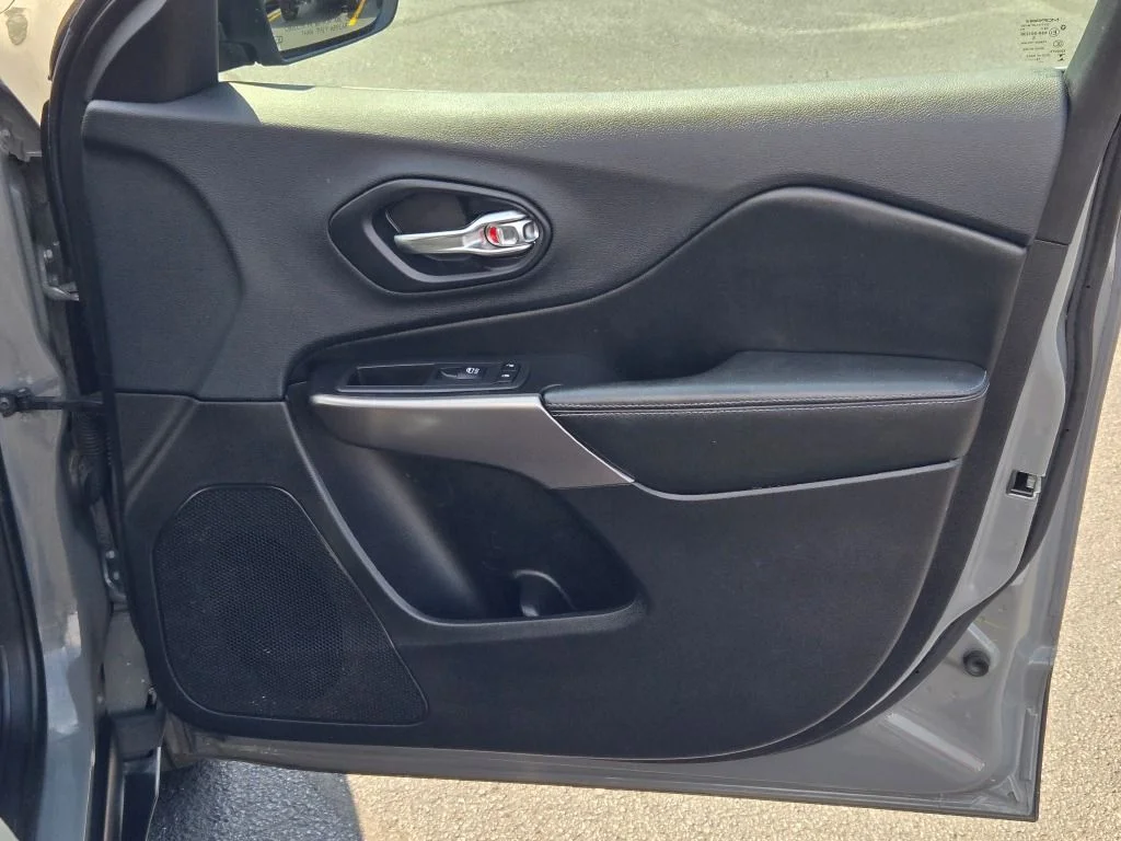 Used 2019 Gray Jeep Latitude Plus image 6