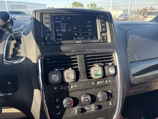 Used 2019 Silver Dodge SXT image 8