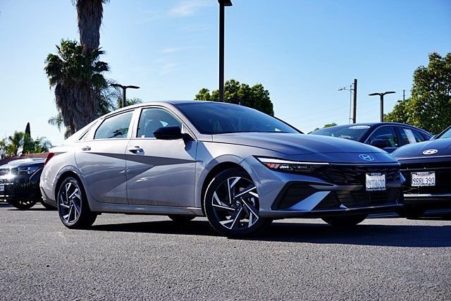 Used 2025 Gray Hyundai SEL Sport image 1